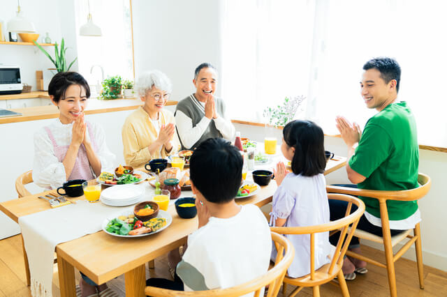 食事をする二世帯の家族